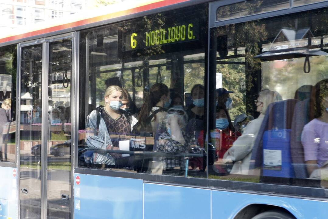 Reikalavimai: įvedus karantiną lauke vėl turėsime būti su kaukėmis, o viešajame transporte bus ribojamas keleivių skaičius. 