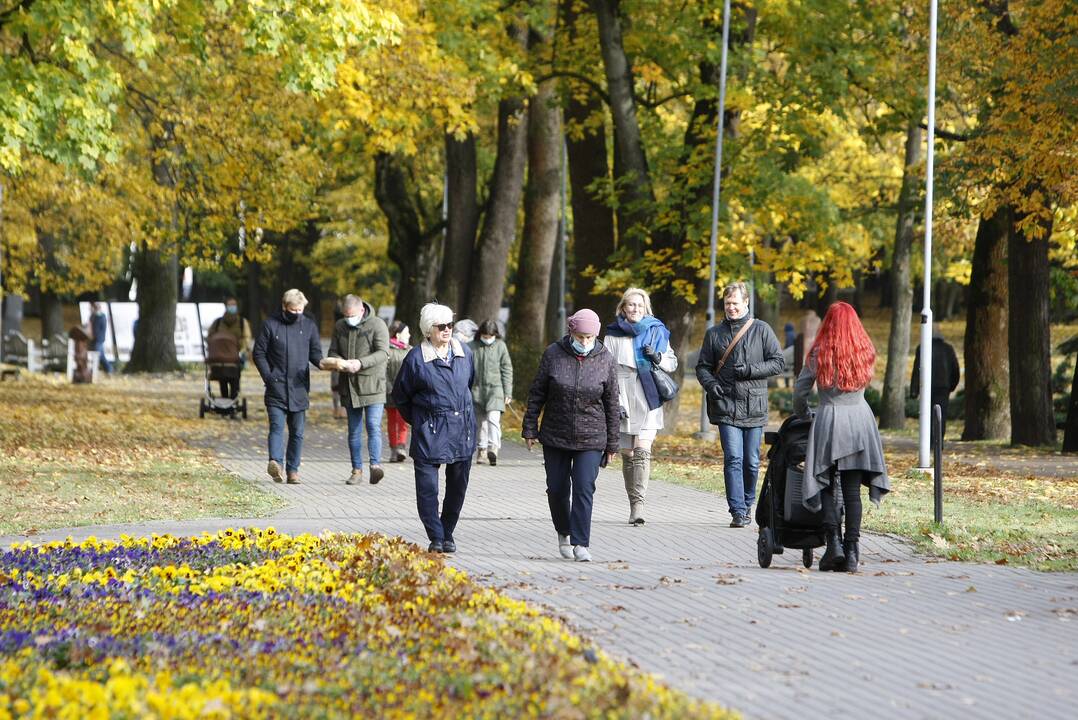 Amnezija: dauguma klaipėdiečių, leisdami laiką Skulptūrų parke, kaukes dėvėjo, tačiau buvo ir tokių, kurie pamiršo tokią prievolę.