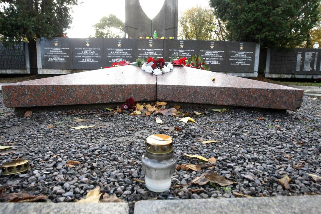 Prisiminė: klaipėdiečiai Afganistano karo veteranai Vėlinių proga pagerbė 1979–1989 m. Sovietų Sąjungos ir Afganistano kariniame konflikte žuvusius ginklo draugus.