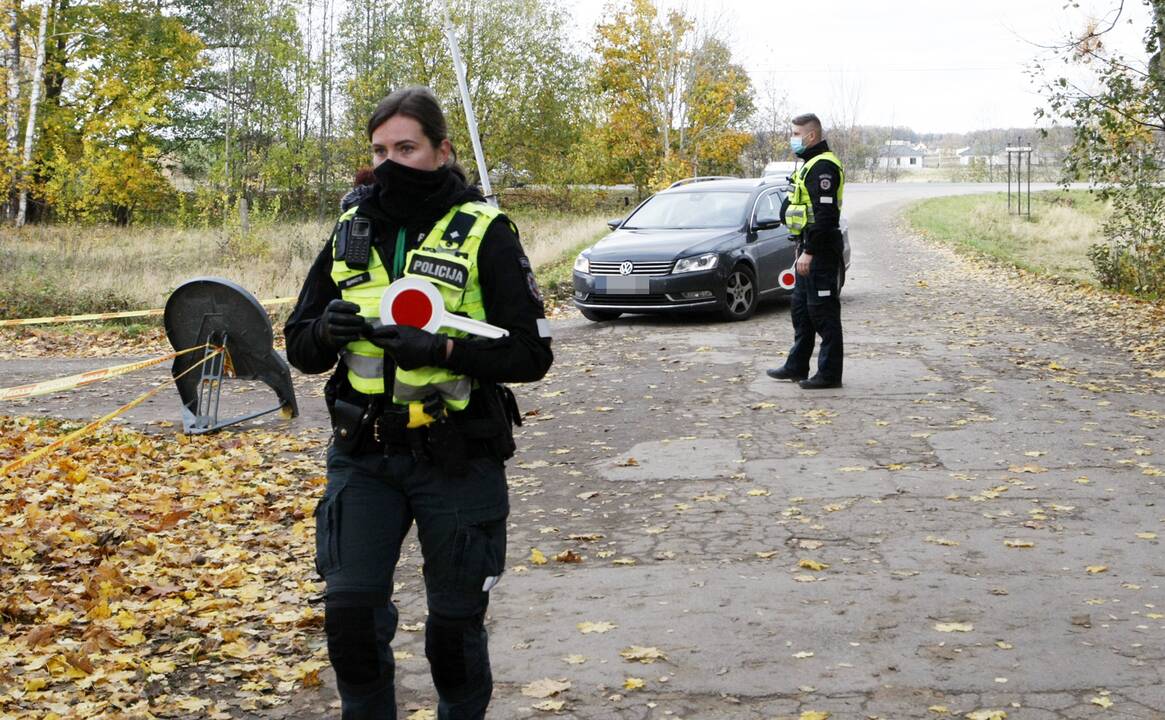 Paradoksas: iš didžiulio būrio su žmonėmis dažniausiai susitinkančių pareigūnų kol kas neapsirgo nė vienas.