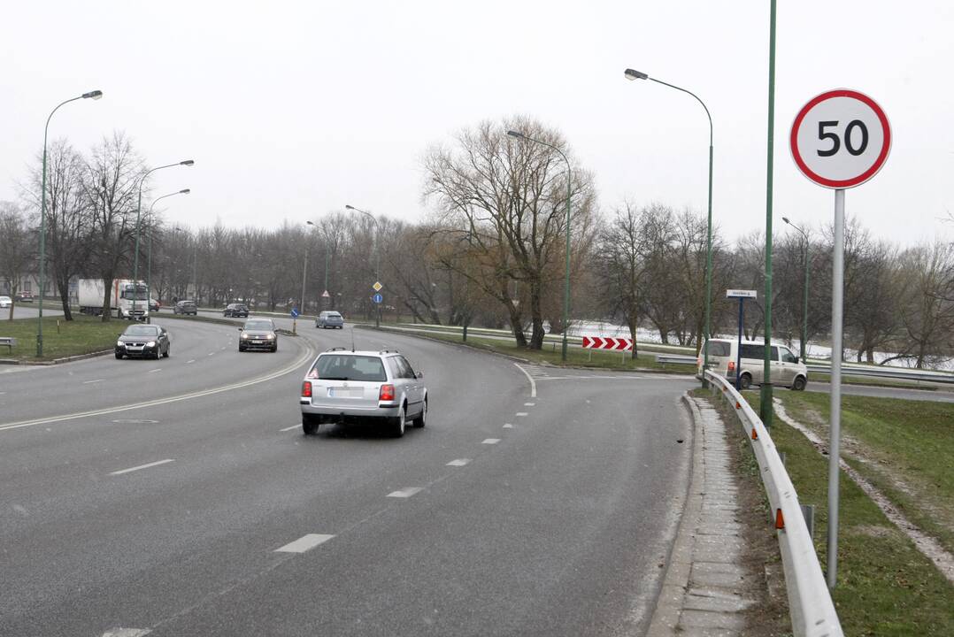 Trūkumas: 50 km/val. greičio ženklas Mokyklos gatvėje stovi važiuojant nuo Šilutės plento pusės. Judant nuo Priestočio gatvės pusės, vairuotojai tokio ženklo pasigedo.
