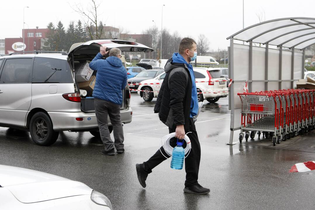 Antplūdis: vakar, pirmą savaitės darbo dieną, žmonės mašinomis užkimšo prekybos centrų ir parduotuvių aikšteles ir šlavė prekių lentynas.