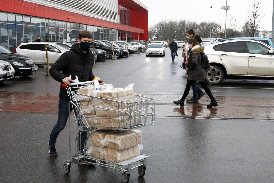 Antplūdis: vakar, pirmą savaitės darbo dieną, žmonės mašinomis užkimšo prekybos centrų ir parduotuvių aikšteles ir šlavė prekių lentynas.