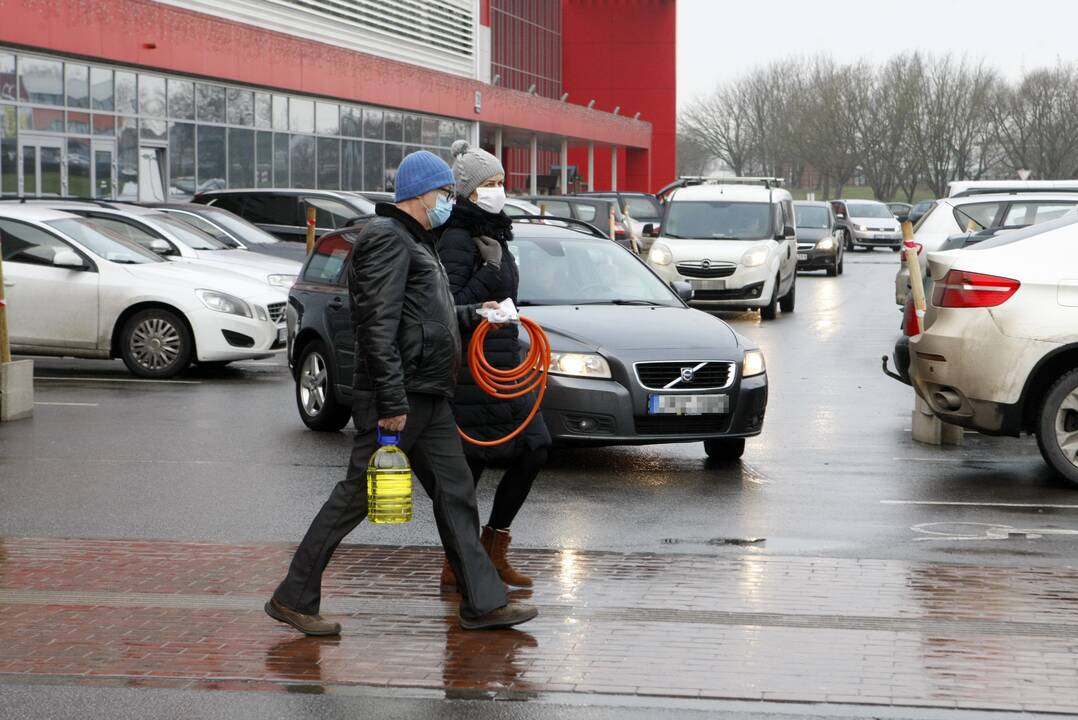 Antplūdis: vakar, pirmą savaitės darbo dieną, žmonės mašinomis užkimšo prekybos centrų ir parduotuvių aikšteles ir šlavė prekių lentynas.