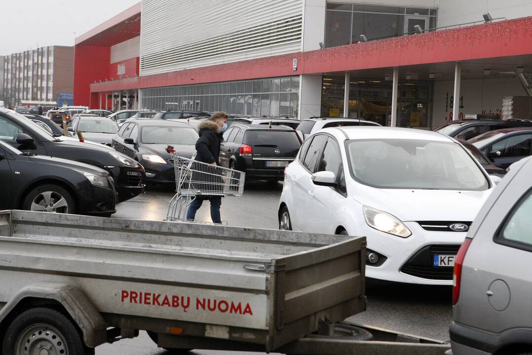 Antplūdis: vakar, pirmą savaitės darbo dieną, žmonės mašinomis užkimšo prekybos centrų ir parduotuvių aikšteles ir šlavė prekių lentynas.