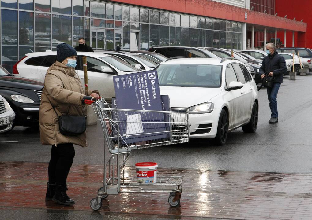 Antplūdis: vakar, pirmą savaitės darbo dieną, žmonės mašinomis užkimšo prekybos centrų ir parduotuvių aikšteles ir šlavė prekių lentynas.