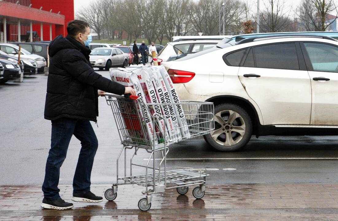 Antplūdis: vakar, pirmą savaitės darbo dieną, žmonės mašinomis užkimšo prekybos centrų ir parduotuvių aikšteles ir šlavė prekių lentynas.