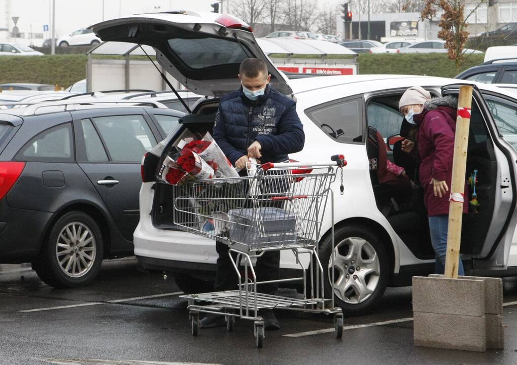 Antplūdis: vakar, pirmą savaitės darbo dieną, žmonės mašinomis užkimšo prekybos centrų ir parduotuvių aikšteles ir šlavė prekių lentynas.
