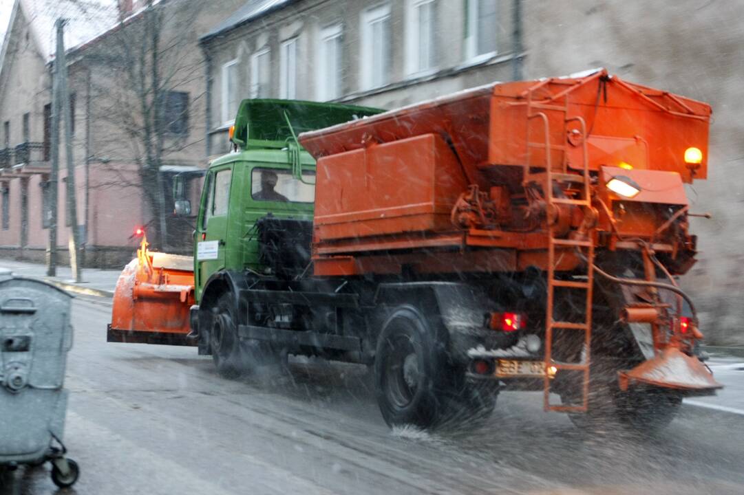 Prievolė: Klaipėdos gatvių prižiūrėtojai druska barsto gatves net ir tada, kai nėra sniego ir kai oro temperatūra yra aukščiau nulio.