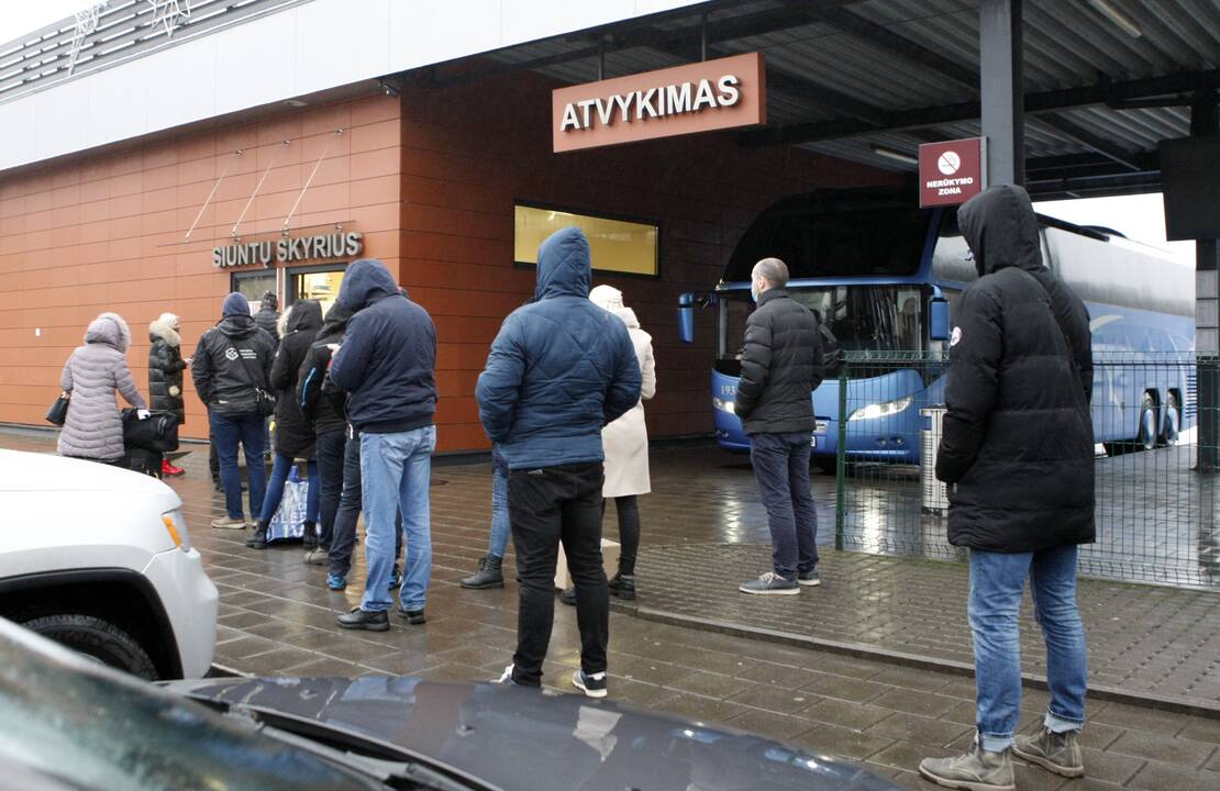 Ažiotažas: savaitės pradžioje norintieji per autobusų stoties siuntų skyrių perduoti dovanas nuo ryto rikiavosi eilėje.