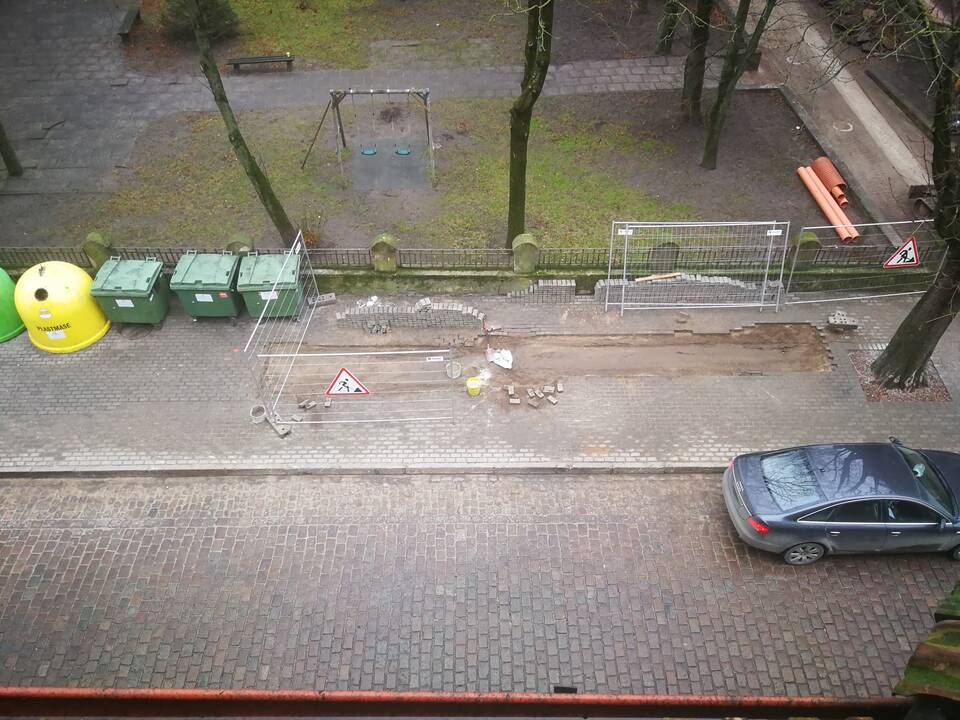 Šokiravo: Vytauto gatvės pradžioje naujas šaligatvis baigtas tiesti prieš kelis mėnesius, tačiau jau netrukus jį išardė nuotekų tinklų tiesėjai.