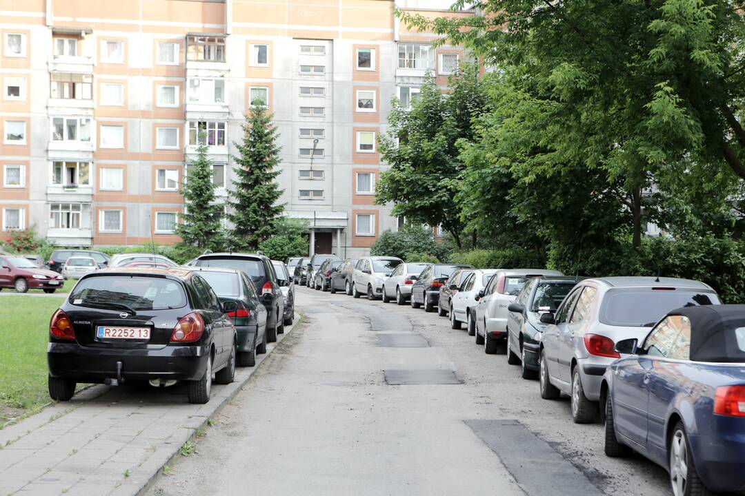 Problema: daugiaaukščių gyvenamųjų namų kiemuose automobilių yra gerokai daugiau nei jų stovėjimo vietų.