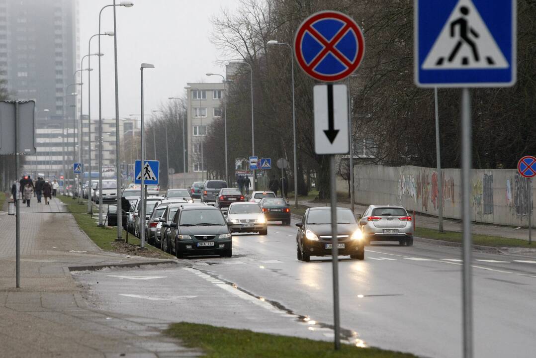 Iniciatyva: policija siūlo Kauno gatvėje panaikinti ištisai šaligatvio esančias automobilių stovėjimo aikšteles ir taip spręsti spūsčių klausimą.