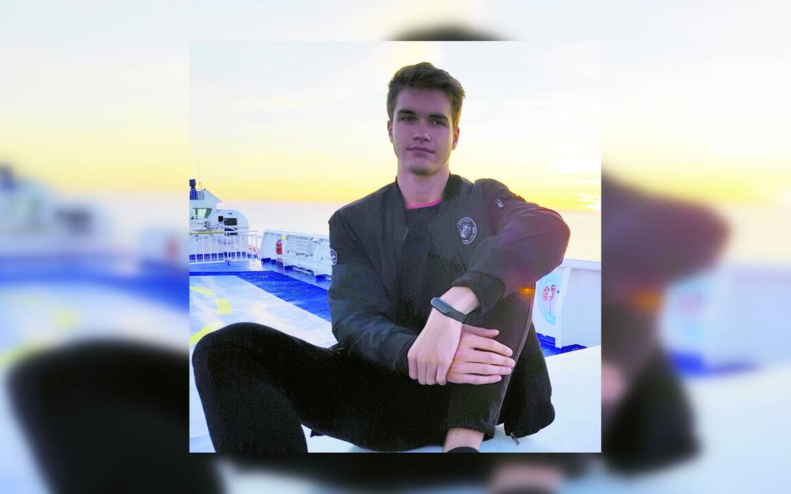 Aukštumoje: "Ąžuolyno" gimnazijos abiturientas L. Ostrovskis – vienintelis Klaipėdoje šiais metais už penkis valstybinius egzaminus įvertintas pačiais aukščiausiais balais.