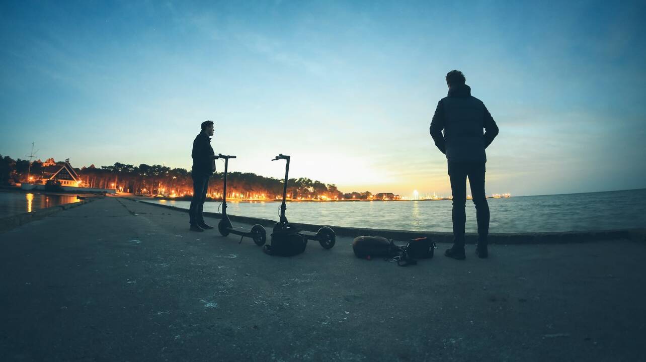 Dalyviai: festivalyje pasirodys baltiškos atmosferinės muzikos duetas „Tykumos“, fotografijų parodą „Jūra už tvoros“ surengs klaipėdietis fotomenininkas J. Kalnius.