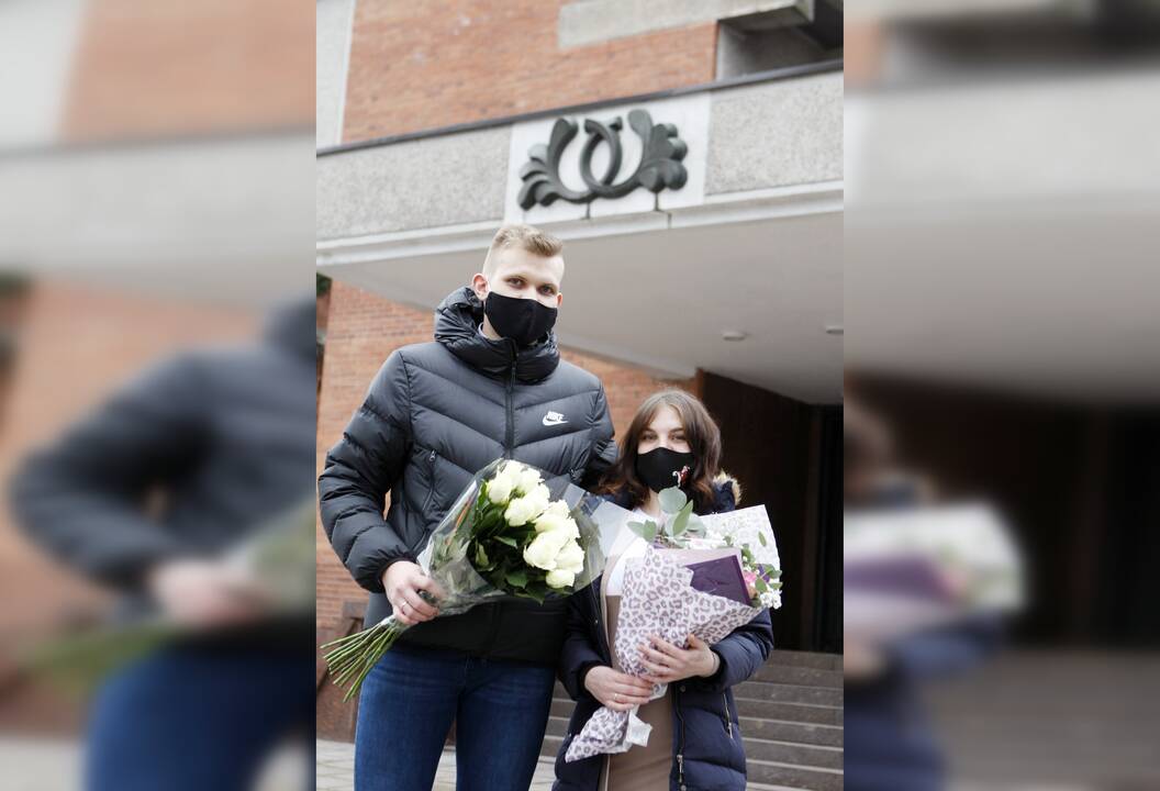 Įsimintina: prieš pat Kalėdas susituokę Deividas ir Indrė kada nors savo vaikams turės paaiškinti, kodėl tuoktis ėjo užsidengę veidus.