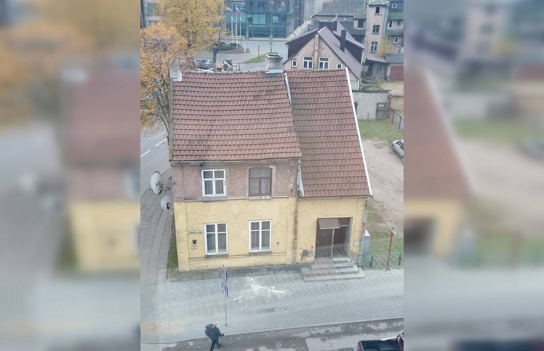 Pavojus: klaipėdiečiai įtaria, kad dėl Ferdinando skvero statybų ėmė byrėti prieš šimtą metų pastatytų namų fasadai.