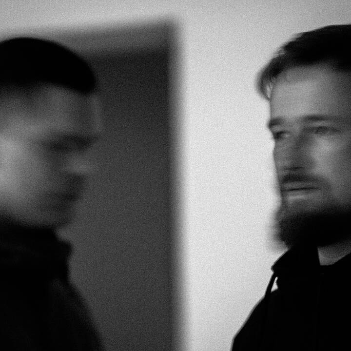 Dalyviai: festivalyje pasirodys baltiškos atmosferinės muzikos duetas „Tykumos“, fotografijų parodą „Jūra už tvoros“ surengs klaipėdietis fotomenininkas J. Kalnius.
