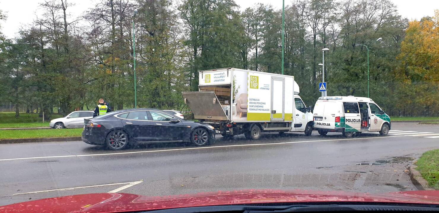 Klaipėdoje susidūrė trys automobiliai: vienas iš jų – policijos