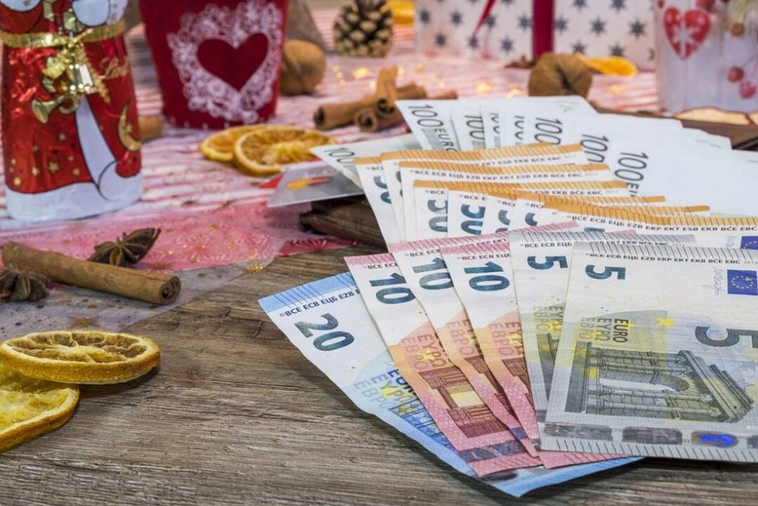 Planai: panašu, kad ir šiemet savivaldybės darbuotojai neliks be kalėdinių premijų.