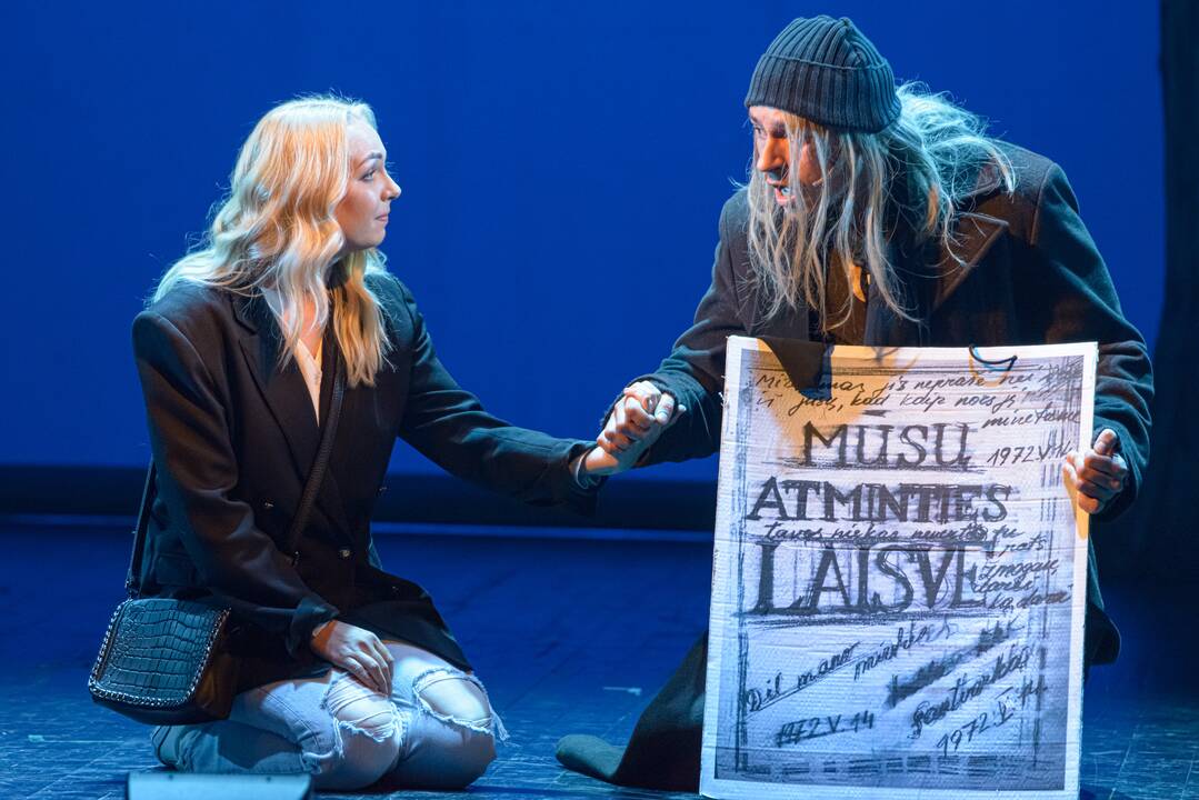 Simbolis: B.Želvys savąjį teatrą vadina antrąja miesto gulbe po rotušės – atnaujinus Miesto sodą, it pakedentomis plunksnomis suspindo ji visu grožiu.