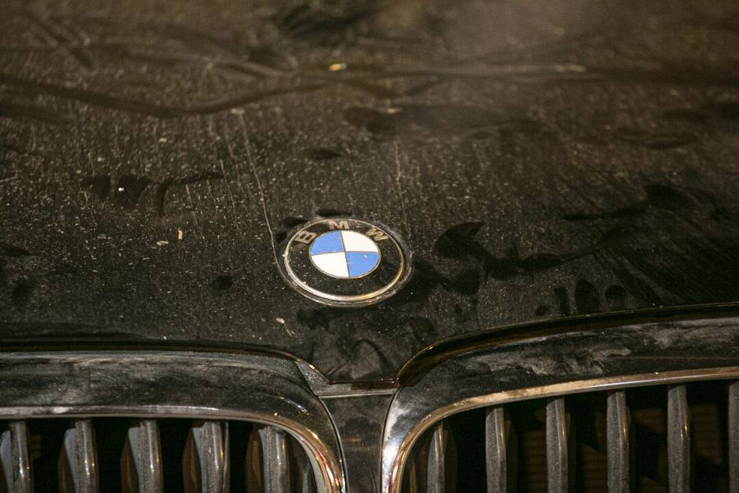 Pasvalio rajone neblaivaus vyro vairuojamas BMW nuvažiavęs nuo kelio trenkėsi į medžius