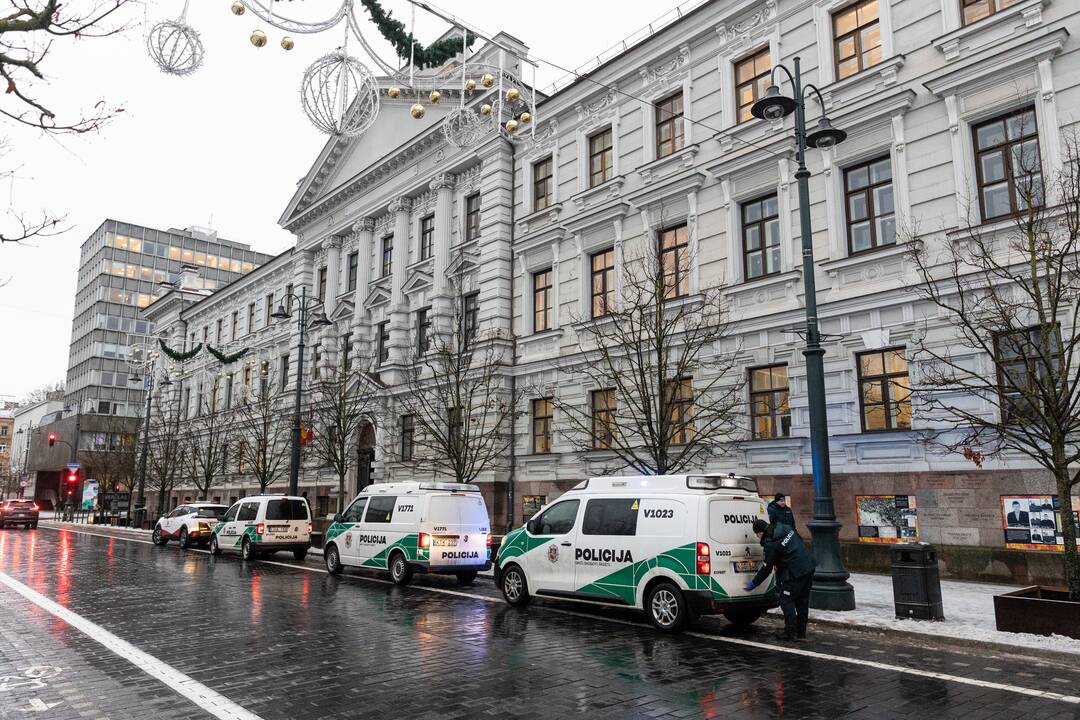 Vilniuje išdaužyti teismo durų stiklai