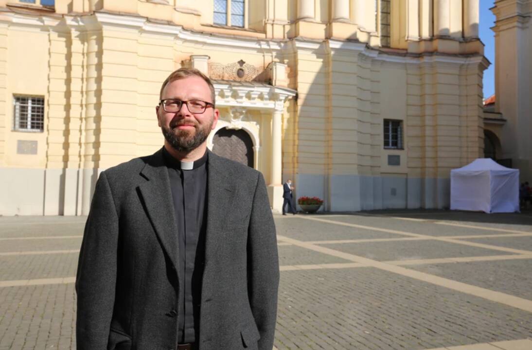 Pozicija: kunigo E.Puzynia teigimu, nors juntamas didelis susipriešinimas dėl Partnerystės įstatymo, apie tai būtina diskutuoti.