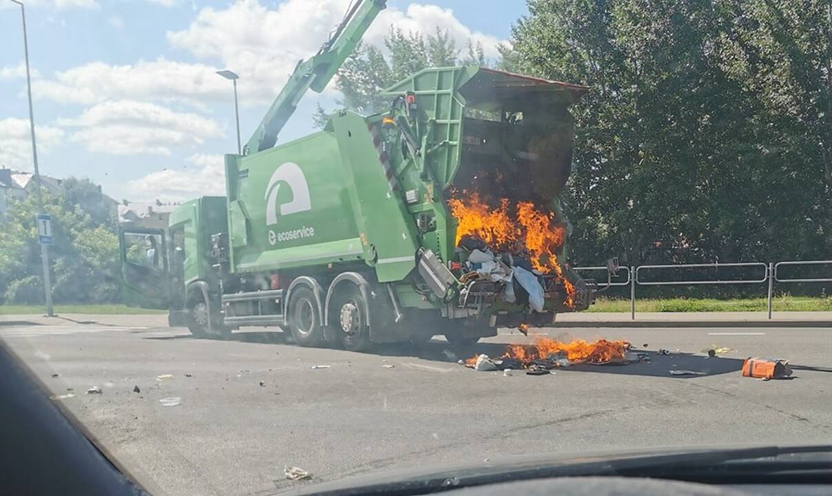 Nelaimė Vilniuje: gatvėje užsiliepsnojo šiukšliavežė