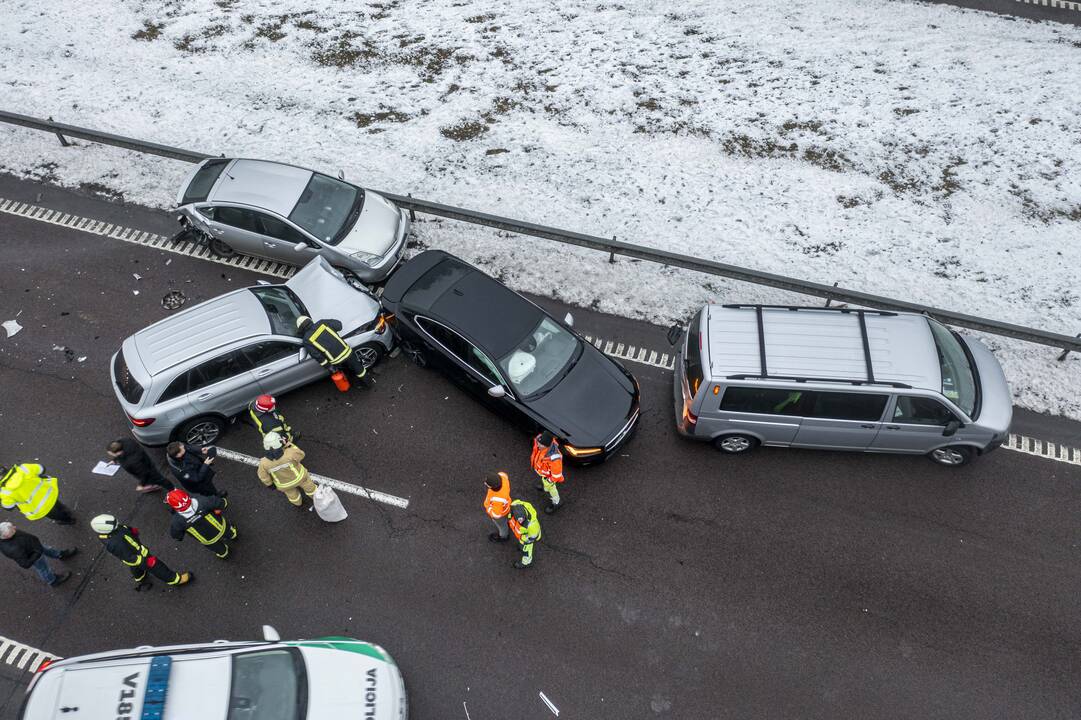 A2 kelyje susidūrė trys automobiliai ir trys vilkikai