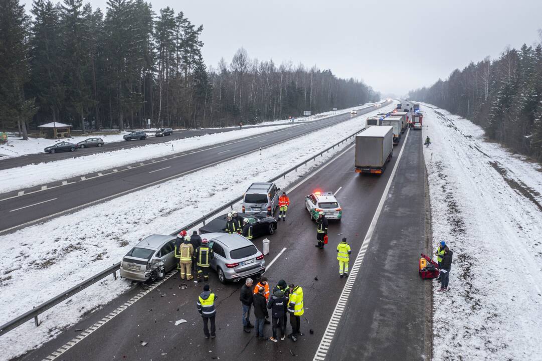 A2 kelyje susidūrė trys automobiliai ir trys vilkikai