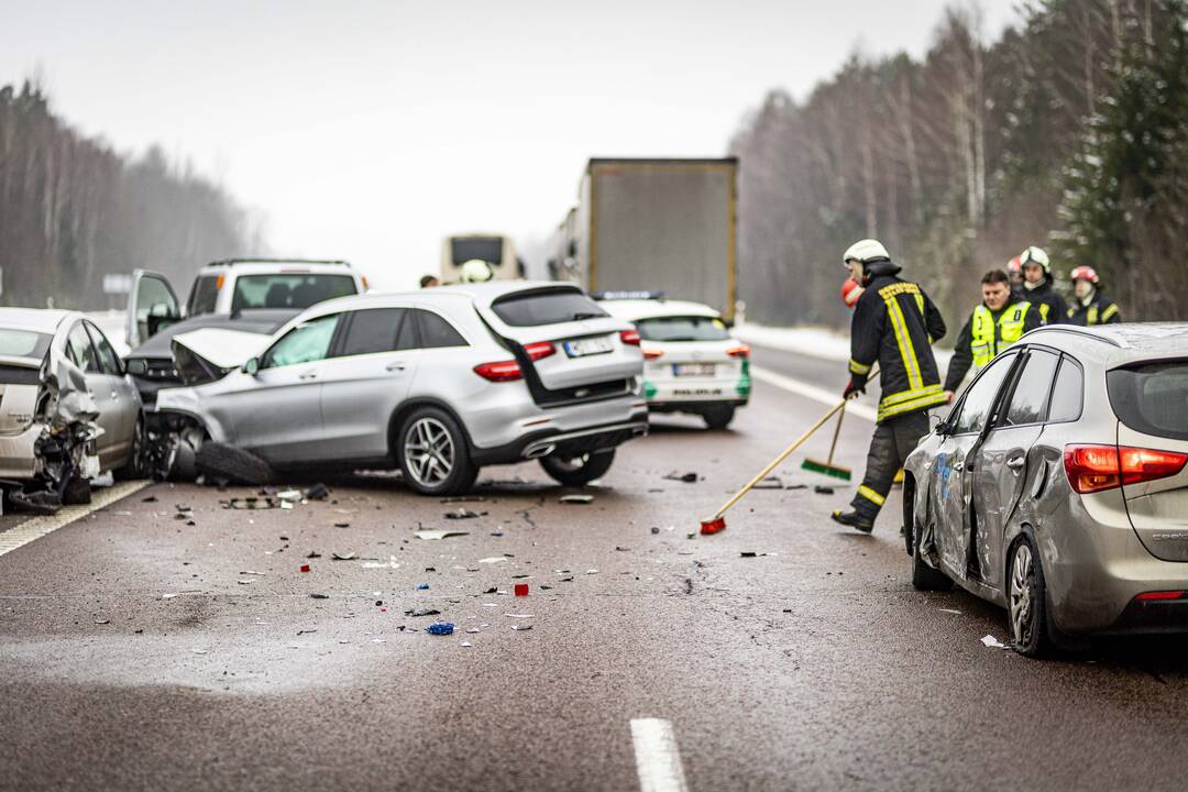 A2 kelyje susidūrė trys automobiliai ir trys vilkikai