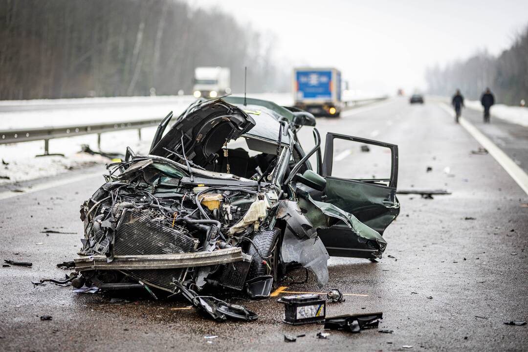 A2 kelyje susidūrė trys automobiliai ir trys vilkikai