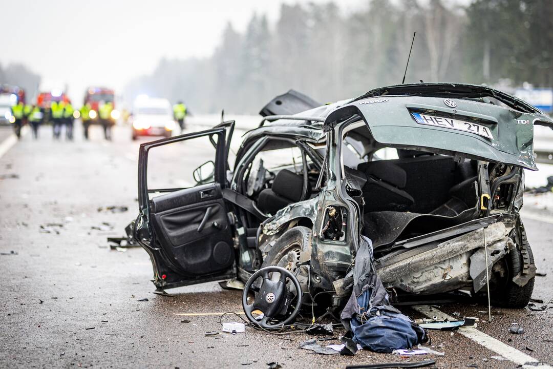 A2 kelyje susidūrė trys automobiliai ir trys vilkikai