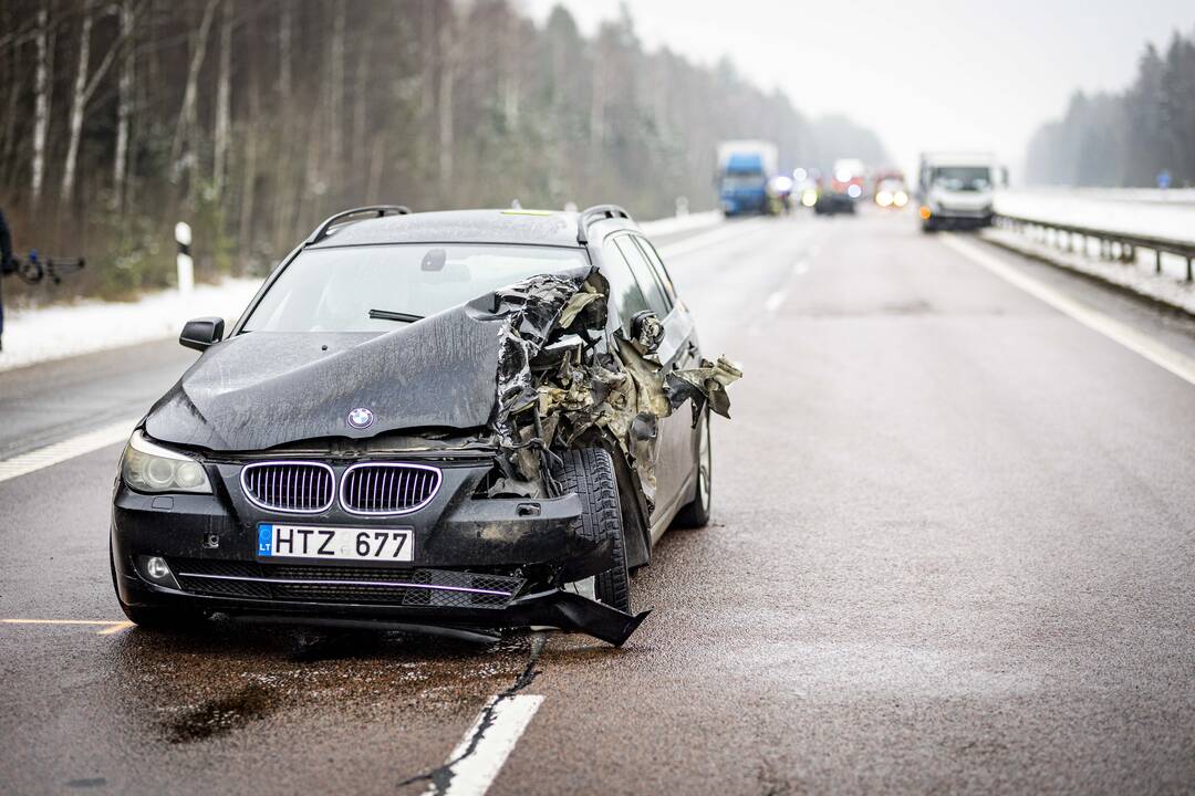 A2 kelyje susidūrė trys automobiliai ir trys vilkikai