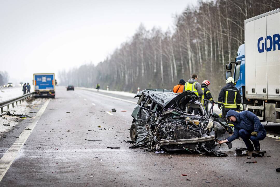 A2 kelyje susidūrė trys automobiliai ir trys vilkikai