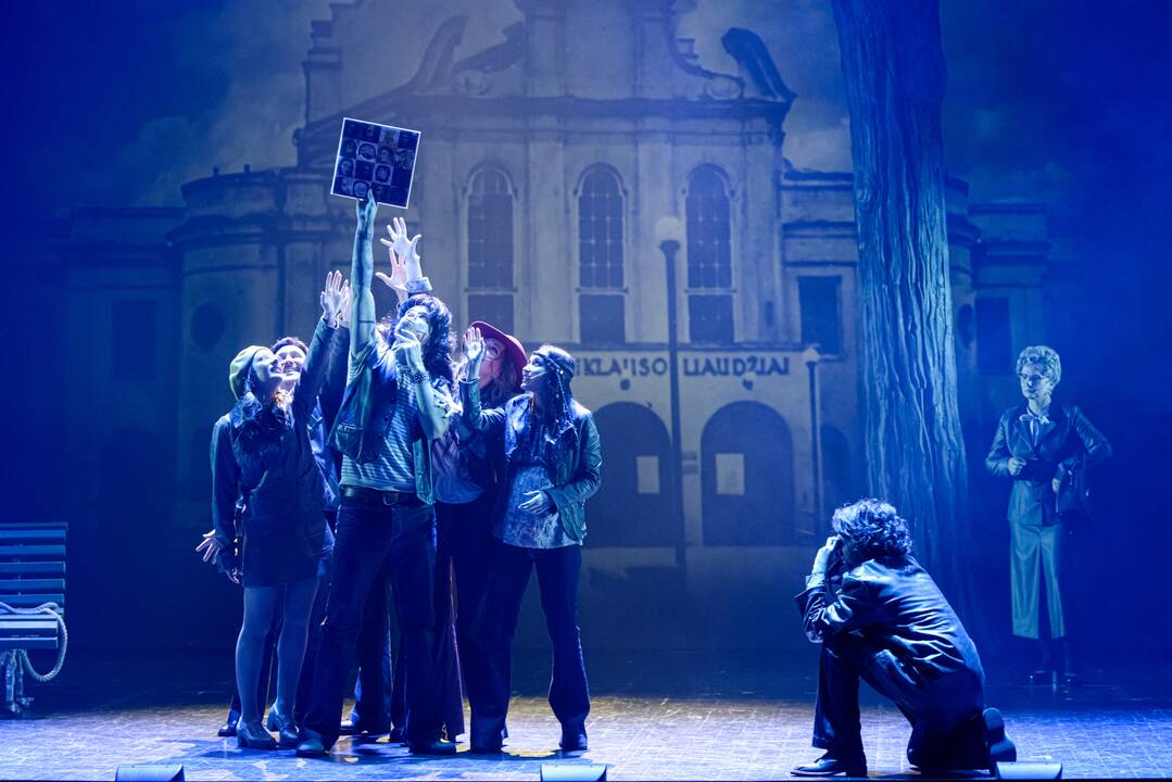Simbolis: B.Želvys savąjį teatrą vadina antrąja miesto gulbe po rotušės – atnaujinus Miesto sodą, it pakedentomis plunksnomis suspindo ji visu grožiu.