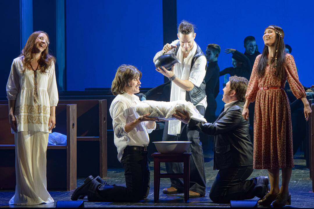 Simbolis: B.Želvys savąjį teatrą vadina antrąja miesto gulbe po rotušės – atnaujinus Miesto sodą, it pakedentomis plunksnomis suspindo ji visu grožiu.