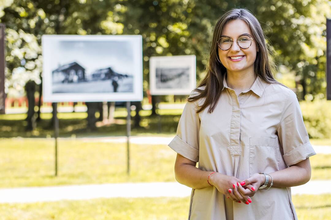 Ekspozicija: jei užsuksite į Liepų parką, jame galėsite susipažinti su V.Janiselio darbais.