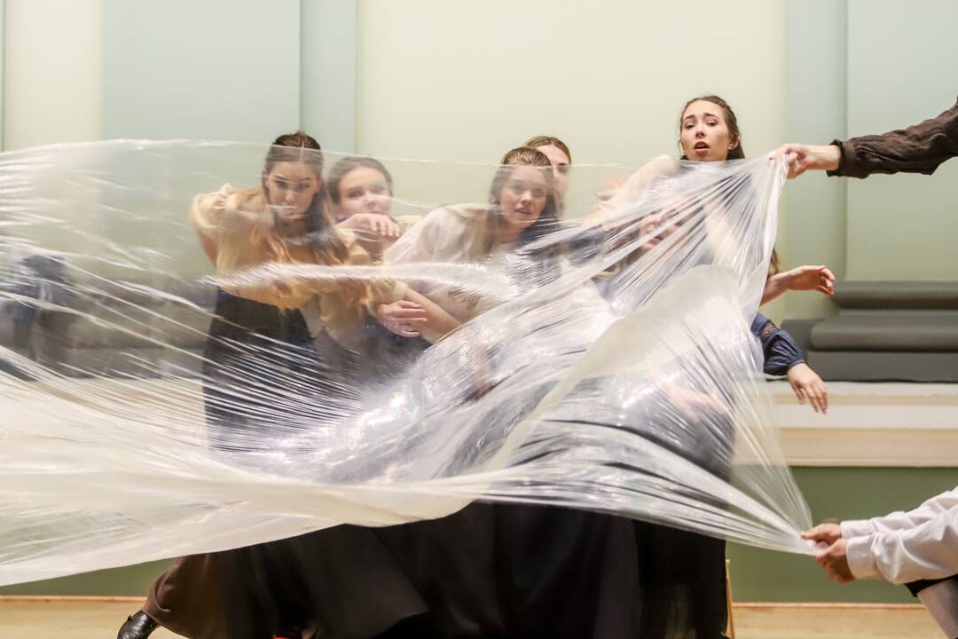 Nuotaika: Muzikos akademijos studentų energija, įsitraukimas į vaidmenis kompensavo teatro pastatymui įprastos, pasakojimo foną kuriančios scenografijos stygių.