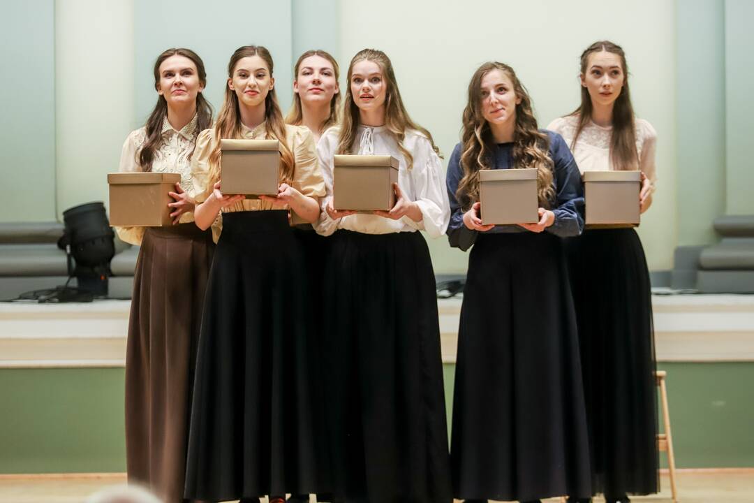 Nuotaika: Muzikos akademijos studentų energija, įsitraukimas į vaidmenis kompensavo teatro pastatymui įprastos, pasakojimo foną kuriančios scenografijos stygių.