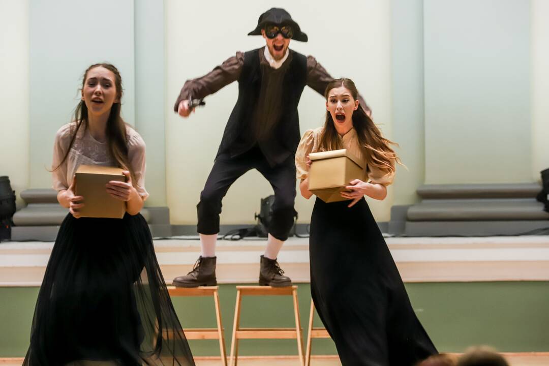 Nuotaika: Muzikos akademijos studentų energija, įsitraukimas į vaidmenis kompensavo teatro pastatymui įprastos, pasakojimo foną kuriančios scenografijos stygių.