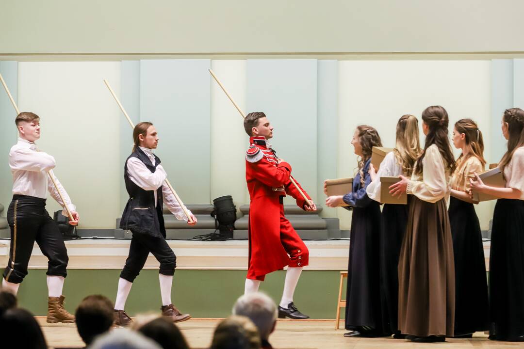 Nuotaika: Muzikos akademijos studentų energija, įsitraukimas į vaidmenis kompensavo teatro pastatymui įprastos, pasakojimo foną kuriančios scenografijos stygių.