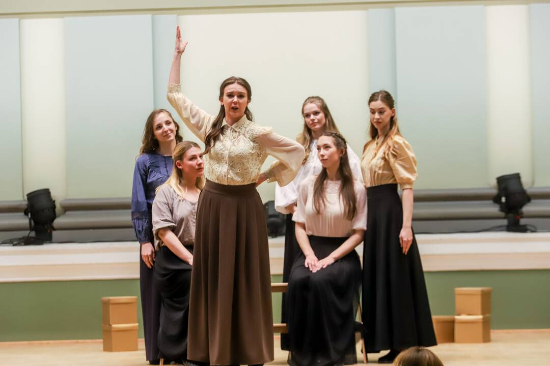 Nuotaika: Muzikos akademijos studentų energija, įsitraukimas į vaidmenis kompensavo teatro pastatymui įprastos, pasakojimo foną kuriančios scenografijos stygių.