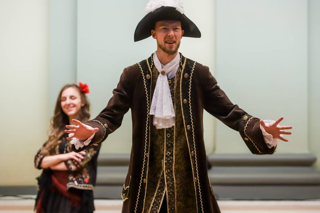 Nuotaika: Muzikos akademijos studentų energija, įsitraukimas į vaidmenis kompensavo teatro pastatymui įprastos, pasakojimo foną kuriančios scenografijos stygių.