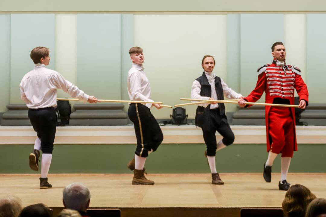 Nuotaika: Muzikos akademijos studentų energija, įsitraukimas į vaidmenis kompensavo teatro pastatymui įprastos, pasakojimo foną kuriančios scenografijos stygių.