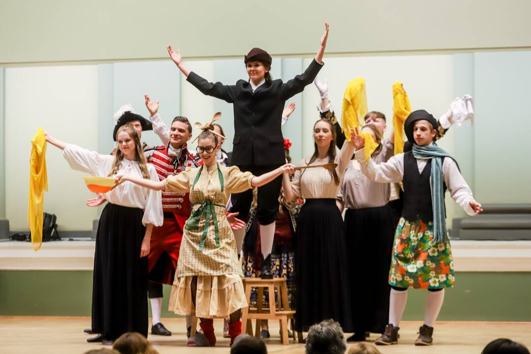 Nuotaika: Muzikos akademijos studentų energija, įsitraukimas į vaidmenis kompensavo teatro pastatymui įprastos, pasakojimo foną kuriančios scenografijos stygių.