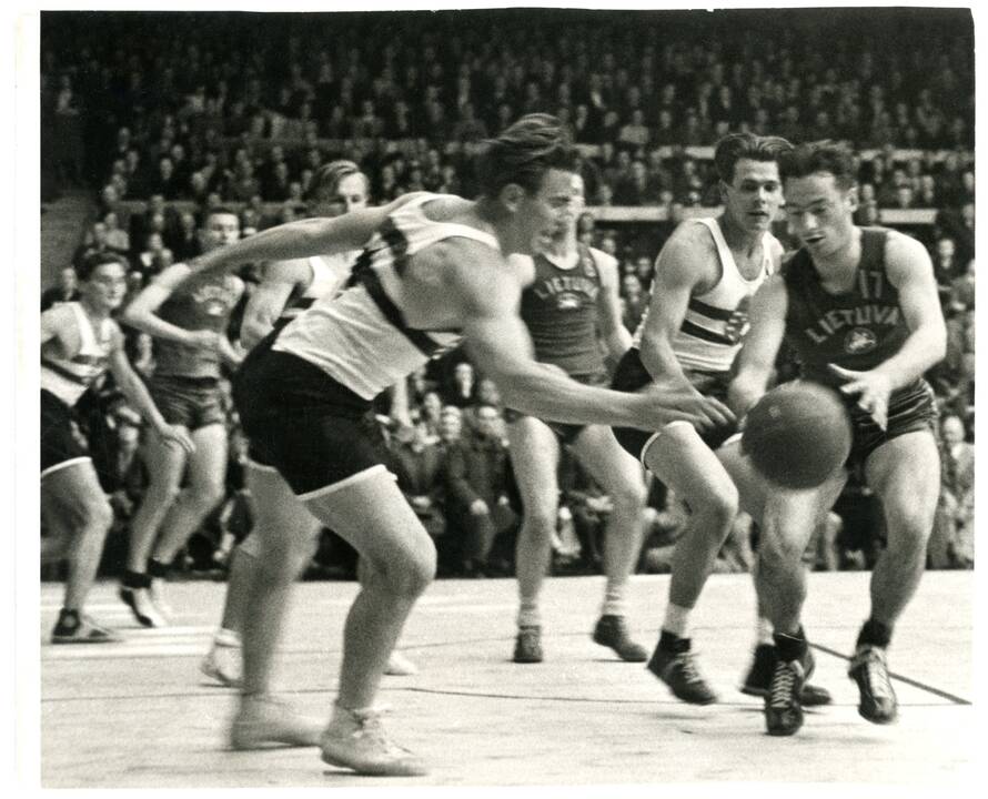 Varžybos: III Europos vyrų krepšinio čempionato rungtynių tarp Lietuvos ir Vengrijos komandų momentas. Lietuva laimėjo rezultatu 79 : 15. Kaunas, 1939 m. gegužės 26 d.