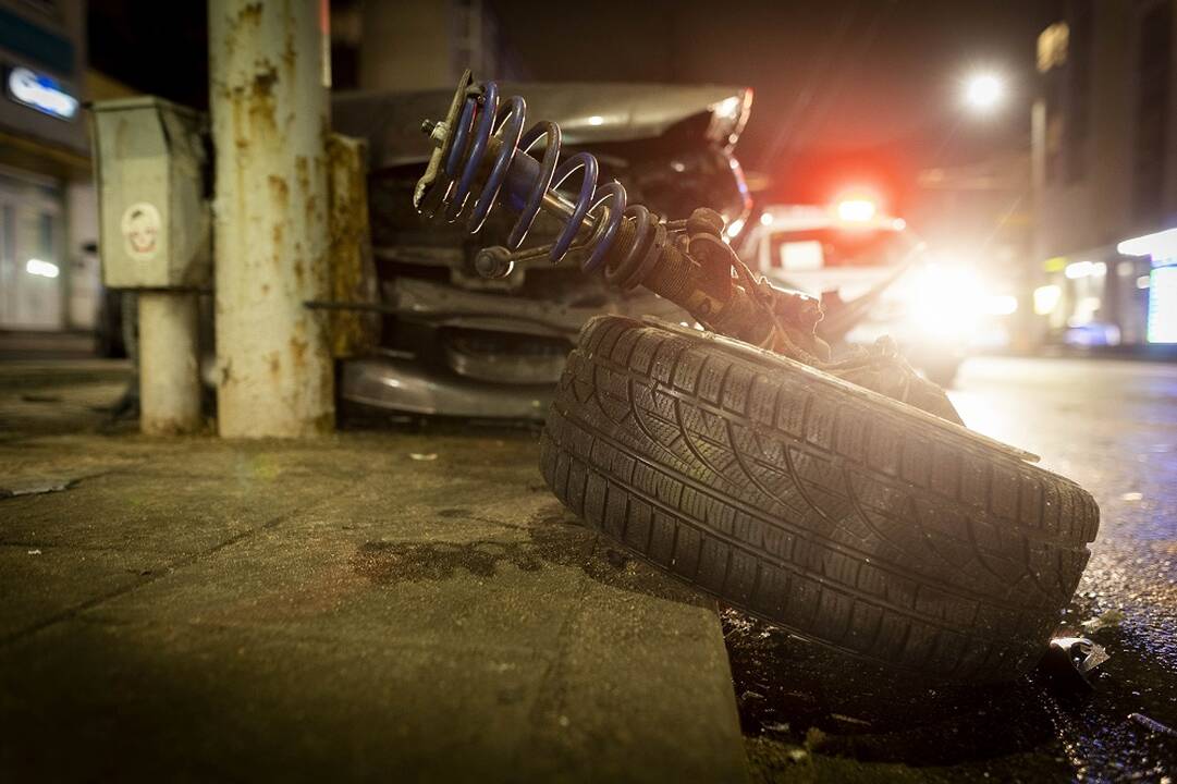 Panevėžyje – cirkai: neblaivus vyras pavogė užvestą automobilį ir sukėlė avariją