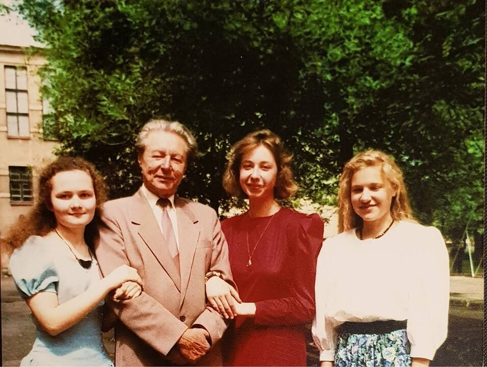 Kartos: mokinės (iš kairės) Neringa Jakutavičiūtė, Barbora Domarkaitė, Indrė Čepinskienė su mokytoju K.Ivaškevičiumi